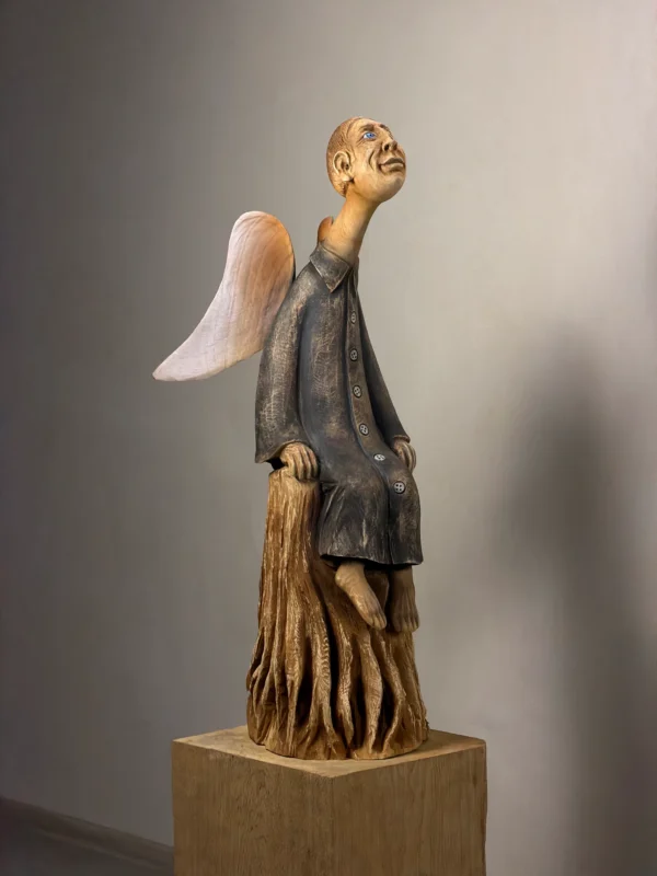 Medinė angelo skulptūra iš medžio