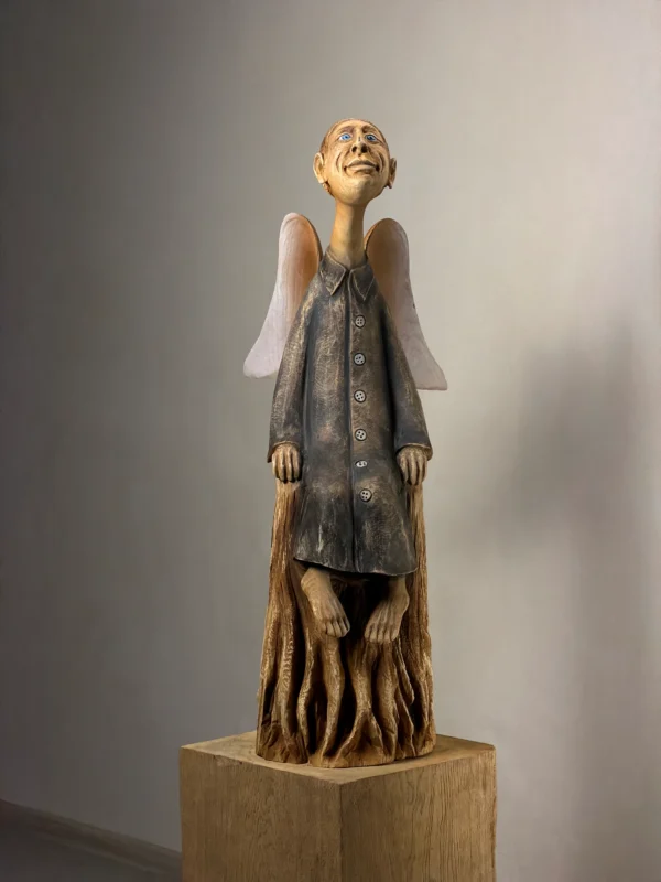Medinė angelo skulptūra iš medžio