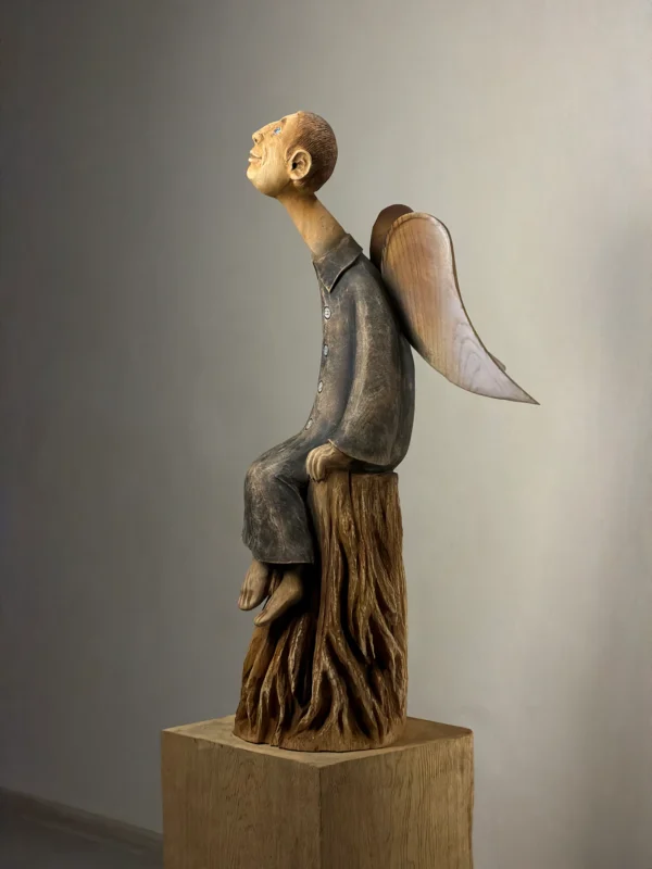 Medinė angelo skulptūra iš medžio