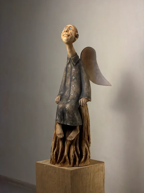 Medinė angelo skulptūra iš medžio